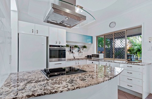 Balmoral Maison | Bulimba Central | 2BR, Courtyard, Pet Friendly