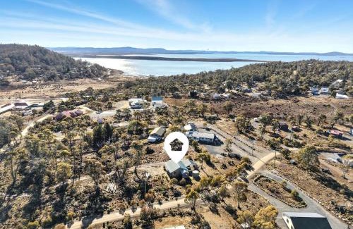Miena Maison | Bull Tavern Cabin Cozy Lakeside Escape in Miena Tasmania