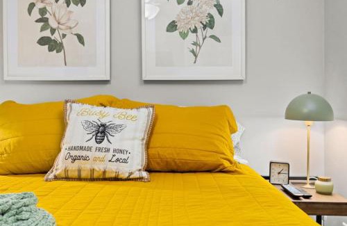 Peoria Heights Maison | Bumble Bee Cottage - Quiet comfort for 2