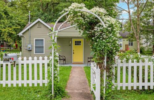 Peoria Heights Maison | Bumble Bee Cottage - Quiet comfort for 2