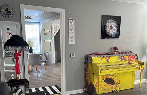Woodward Maison | Bumble Bee Cottage w/hot tub