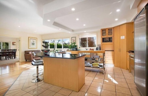 Bundanoon Cabine | Bundanoon Lodge - Stay at this beautiful property where you and your family and friends can enjoy quality time in the NSW Southern Highlands