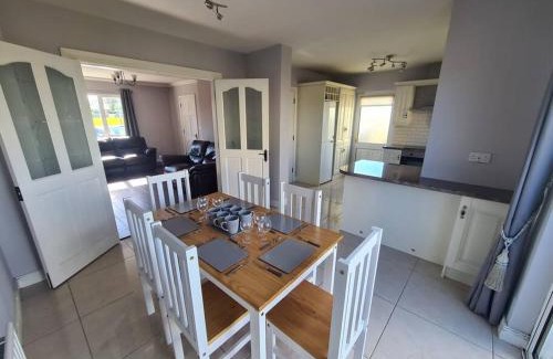 Bundoran Maison | Bundoran Seaside Stays House - WiFi, large spacious home