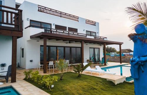 El Paredon Maison | BungaLoose Casa Nazaré Oceanfront