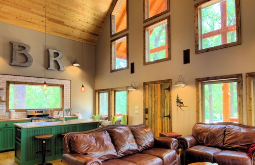 Wills Point Cabine | Bungalow Cabin w/ Spa on 160 Acres, New Host! Over 200 Exceptional Reviews!