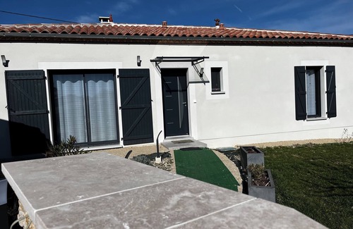 Villeseque Maison | Plain pied tout équipé 2 chambres climatisation piscine pétanque au calme