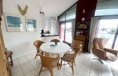 Lemmer Maison | Bungalow Happy Holiday en Geniet Direct aan het Water met Eigen Aanlegsteiger