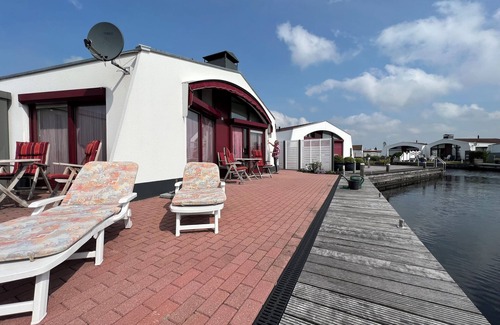 Lemmer Maison | Bungalow Happy Holiday en Geniet Direct aan het Water met Eigen Aanlegsteiger