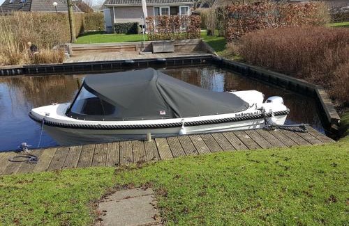 Eernewoude Maison | Bungalow in Friesland with Private Spa & Sloop