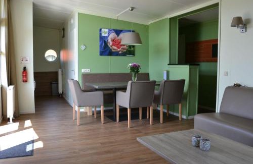 's-Gravenzande Maison | Bungalow in Netherlands with Ship-Like Design