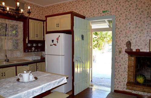 Leivathos Maison | Beau cottage de 2 chambres à coucher près de la plage. Terrain privé, clôturé et vert.