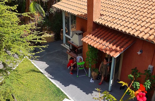 Leivathos Maison | Beau cottage de 2 chambres à coucher près de la plage. Terrain privé, clôturé et vert.