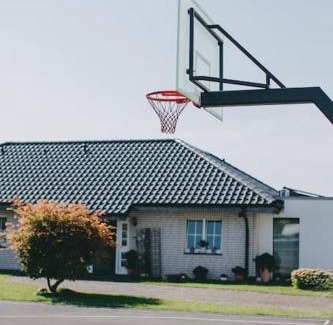 Lieme Maison | Bungalow mit Basketballplatz