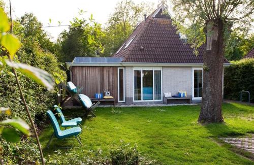 Eernewoude Maison | Bungalow near De Alde Feanen with Boat