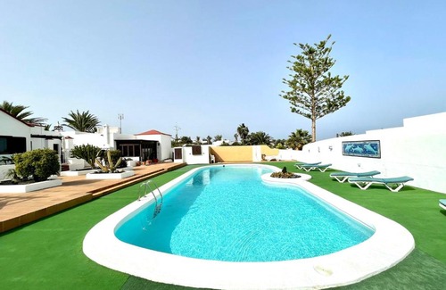 Charco del Palo Appartement | Bungalow para nudistas, con Wifi y estupenda vista la Piscina, a pocos metros de la playa