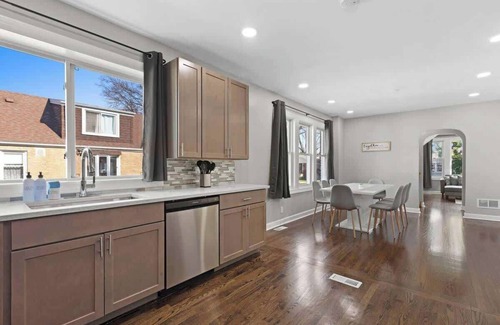 Morton Grove Maison | Bungalow w/ Game Room | LCP Collection