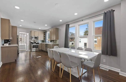 Morton Grove Maison | Bungalow w/ Game Room | LCP Collection