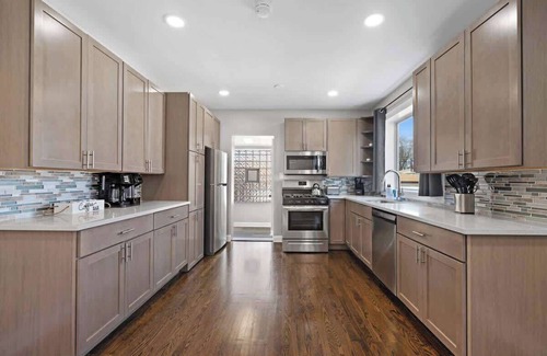 Morton Grove Maison | Bungalow w/ Game Room | LCP Collection