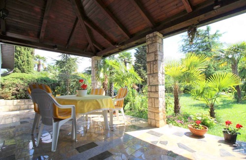 Mali Maj Maison | Bungalow avec un beau jardin et de la climatisation