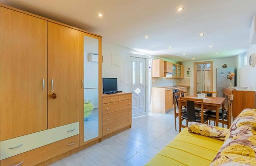 Cres Maison | Bungalow with terrace and air conditioning