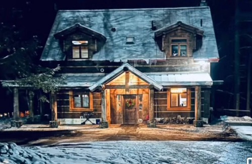Vestal Maison | Bunk House on the Farm Rink