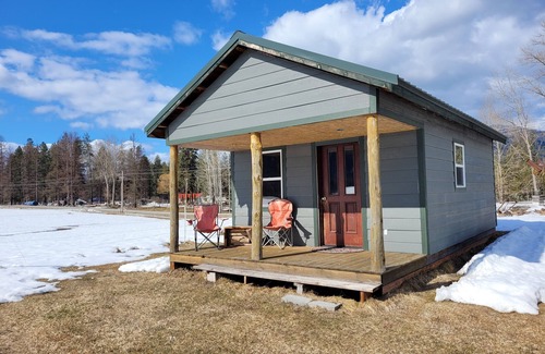 Trout Creek Cabine | bunkhouse near farm animals