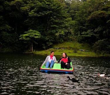 Quebrada Grande Hôtel | Burbi Lake Lodge Monteverde