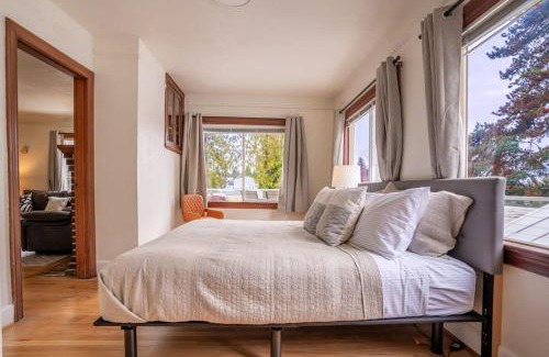 Burien Maison | Burien's 3-BR Middle Unit Retreat with Deck BBQ