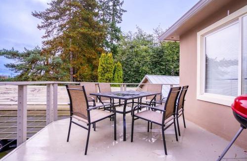 Burien Maison | Burien's 3-BR Middle Unit Retreat with Deck BBQ