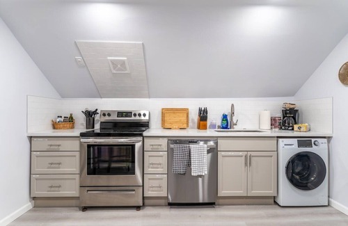 Burien Maison | Burien's Top Unit with Spa-Inspired Bathroom