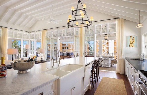 Burleigh Heads Maison | ★Burleigh Hamptons★ Surf views, Heated pool 200m to beach