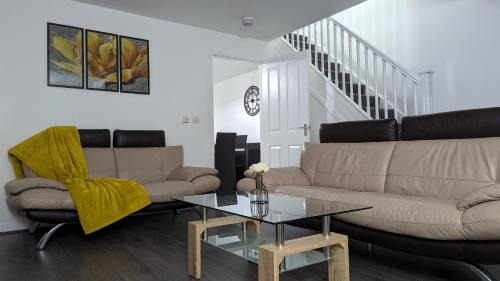Burnley Maison | Burnley Entire House 4-Bedrooms-Sleeps 6-Driveway