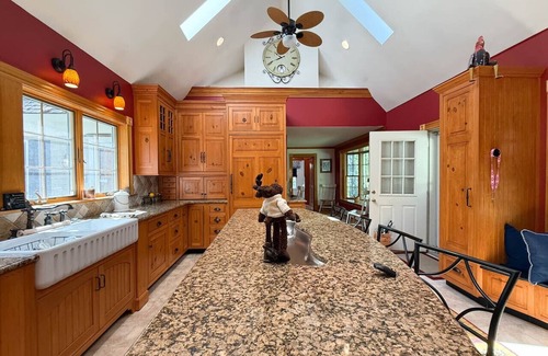 Brownfield Appartement | Burnt Meadow House | Waterfront Custom Built Home