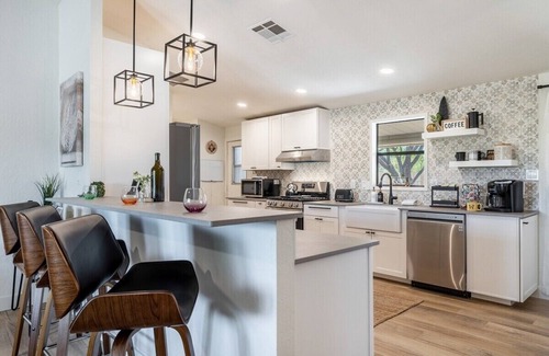 Saguaro West Maison | Bus Stop Saloon by PaseoHomesAZ Cave Creek with Spa