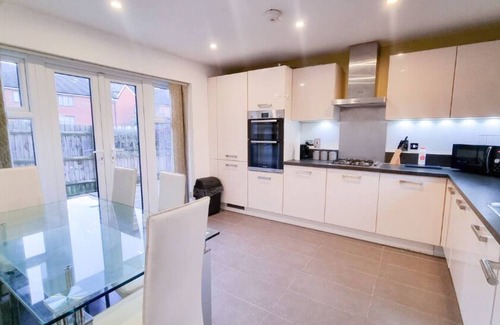 Reading Maison | Business Stays In RG2 - Sleeps Up to 12!