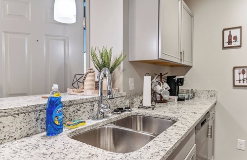 Sherwood Park Appartement | Business Traveler+ Gate 9 3 minsSpace Camp 3 mins. UAH Campus 5 minutes-Shopping