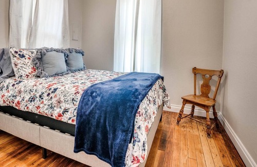 Guthrie Cottage | Buttercup Cottage downtown area / WI-FI / PETS