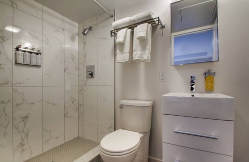 Foggy Bottom Hôtel | Buzz Queen, Hotel Hive, Ensuite Comfort, Lively Locale