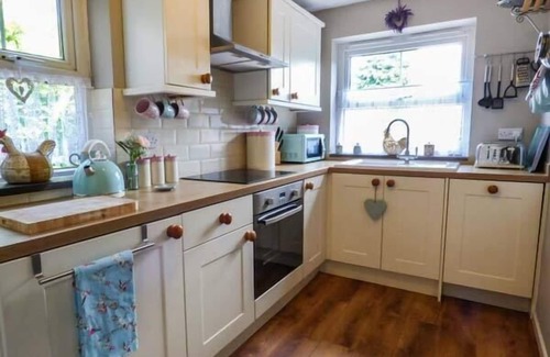 Llangaffo Cottage | Bwthyn MEGAN, pet friendly, avec bain à remous en Llangaffo, Ref 934156