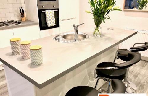 Glasgow Maison | ByEvo Almar Villa - Close to City and Airport - Perfect for Contractors or large groups