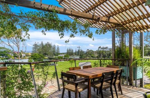 Brunswick Heads Maison | Byron Bay Accom 8 South Beach Lane Riverhouse
