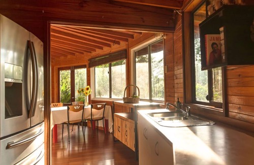 Mullumbimby Cottage | Espace circulaire - Yourte en bois dans une ferme de forêt tropicale humide / Permaculture