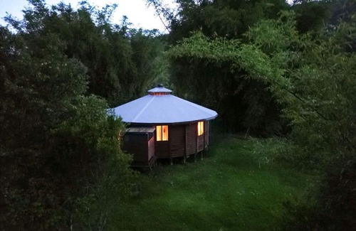 Mullumbimby Cottage | Espace circulaire - Yourte en bois dans une ferme de forêt tropicale humide / Permaculture