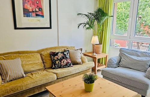 Capuchinos Appartement | Céntrico piso con 2 camas de matrimonio y parking