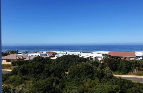Glentana Appartement | C the Sea 3bedroom house with 2 queen and 2 single beds max 6sleep 2bathroom walk distance to beach in Glentana Outeniqua Strand with free Wi-Fi and sea view