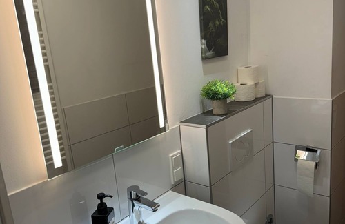 Kaiserslautern Appartement | C&V: 4 PP- 3 rooms - central + WLAN + Smart TV + box spring bed