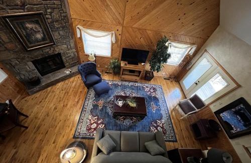 Mount Ida Maison | C18, Two bedroom, two bath log-sided loft Harbor North luxury loft cottage with hot tub cottage