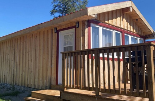 Timiskaming District Cabine | C6 - Cozy Lakefront Cottage in Temiskaming Shores