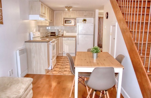 Bellerive Maison | LOFT de 16 pies de techo con entrepiso, patio y estacionamiento cubierto.