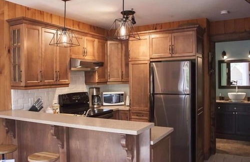 Notre-Dame-Auxiliatrice-de-Buckland Chalet De Ski | Spa, Pool table, Mountain | Chalet Avalanche